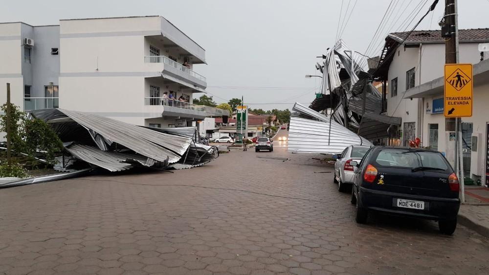 Temporal com granizo e vendaval causam estragos em cidades de SC