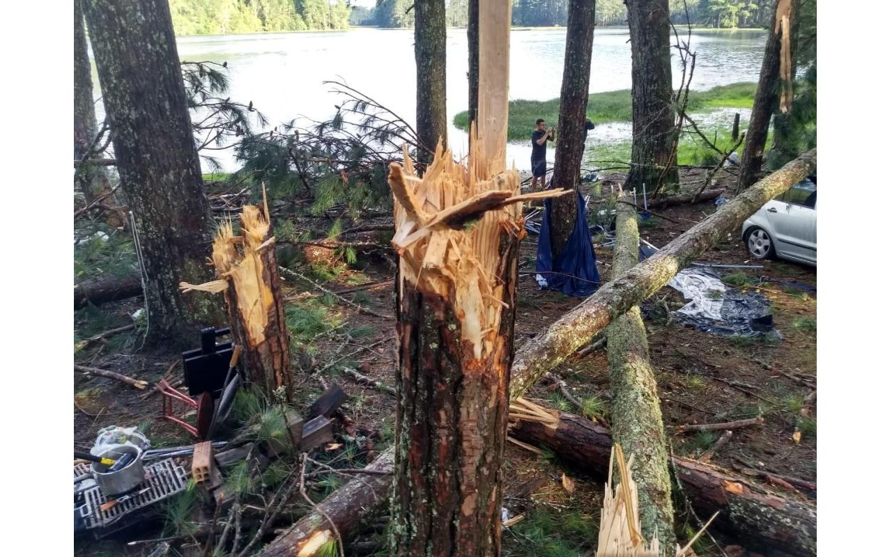 Temporal derruba árvores e causa estragos na Represa Perimbó em Petrolândia. Três pessoas ficaram feridas