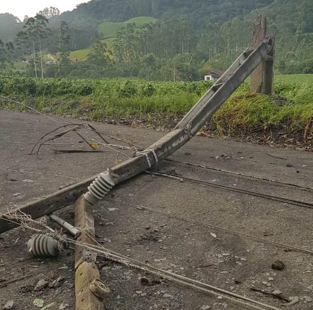 Temporal: dezenas de eucaliptos caem sobre a rede de energia e quebram postes entre Ituporanga e Atalanta
