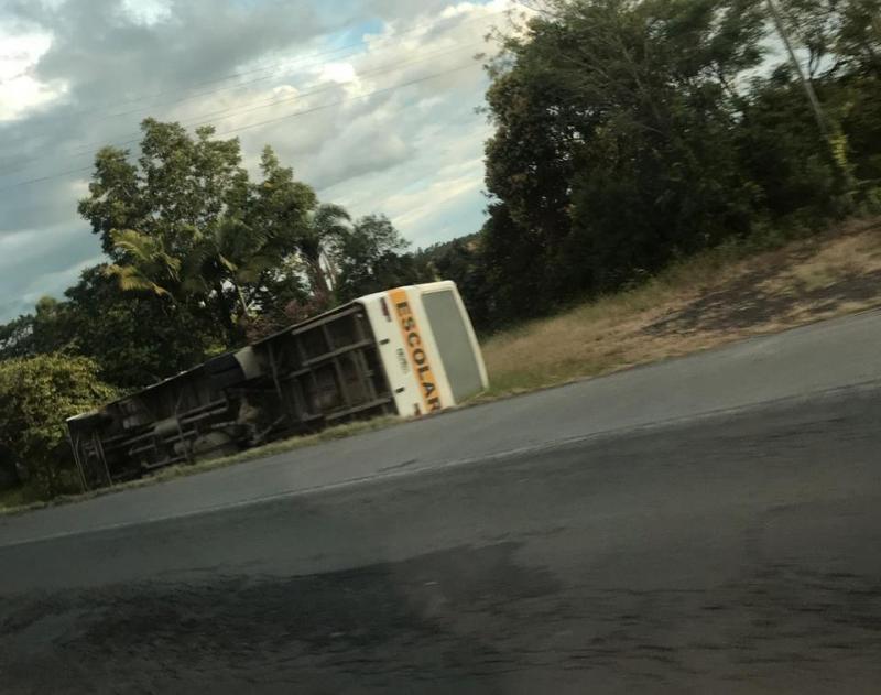 Tentativa de ultrapassagem de um carro teria causado acidente com ônibus escolar na BR-470
