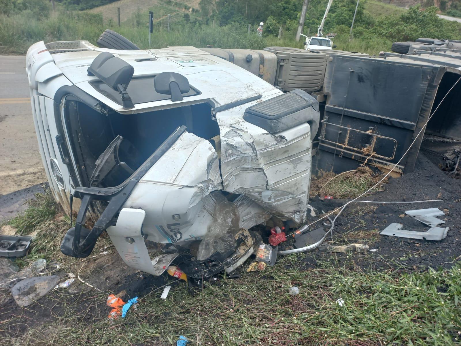 Tombamento de caminhão deixa condutor e passageiro gravemente feridos em Vidal Ramos