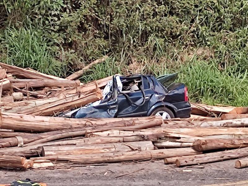 Toras de madeira caem em cima de carro e matam motorista no Vale do Itajaí