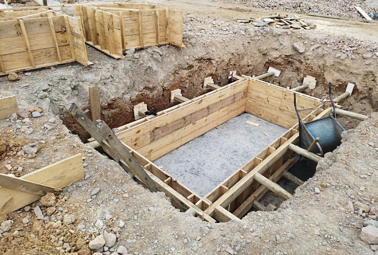Trabalhador cai em estrutura de três metros de profundidade em obra de Rio do Sul