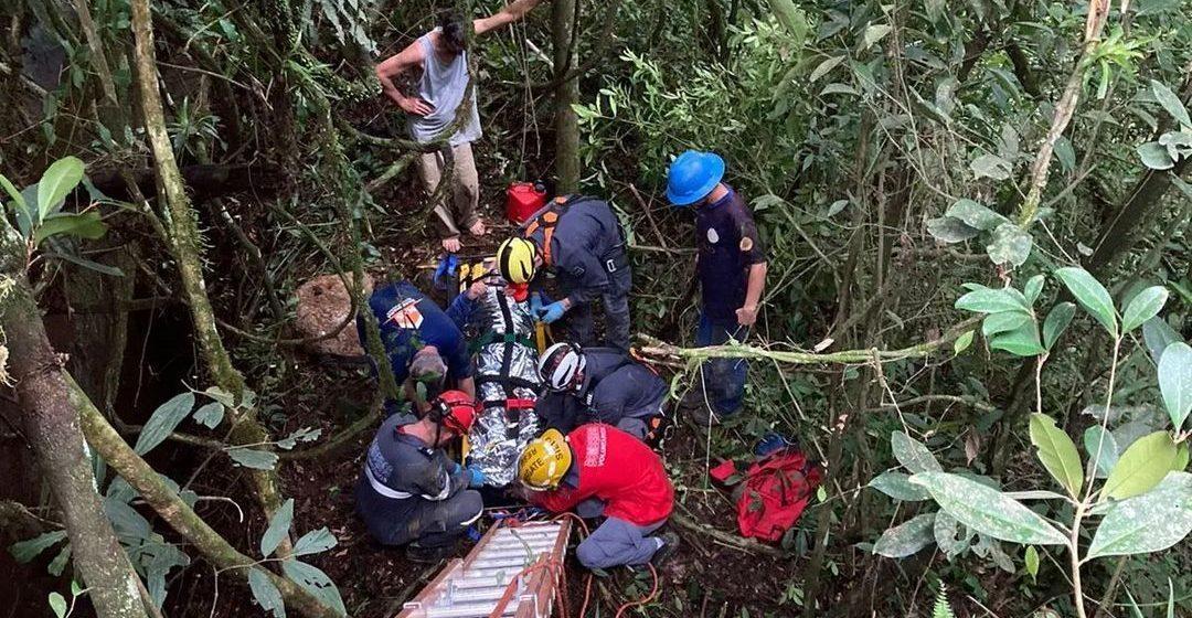 Trabalhador cai em fenda com cerca de 8 metros de altura em Vitor Meireles