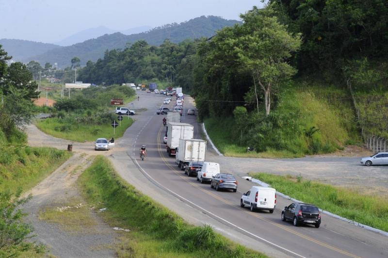 Trânsito da BR-470 será bloqueado nesta quinta-feira para detonação de rochas 