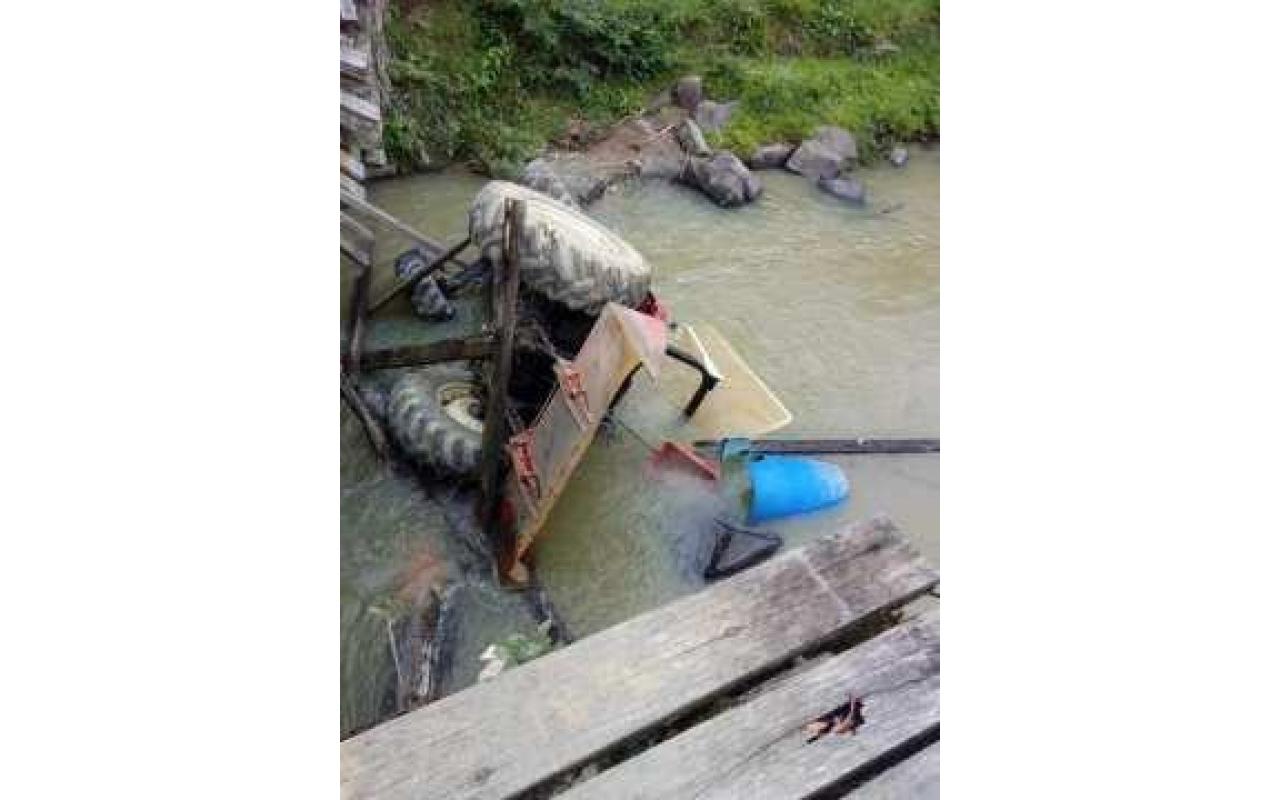 Trator cai em rio no interior de Vidal Ramos