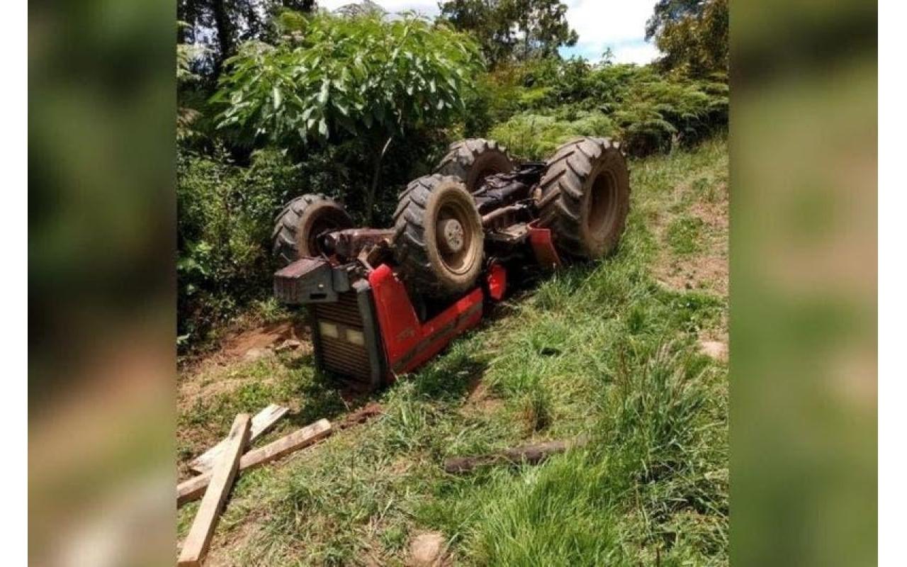 Trator capota durante manobra e mata motorista na Serra