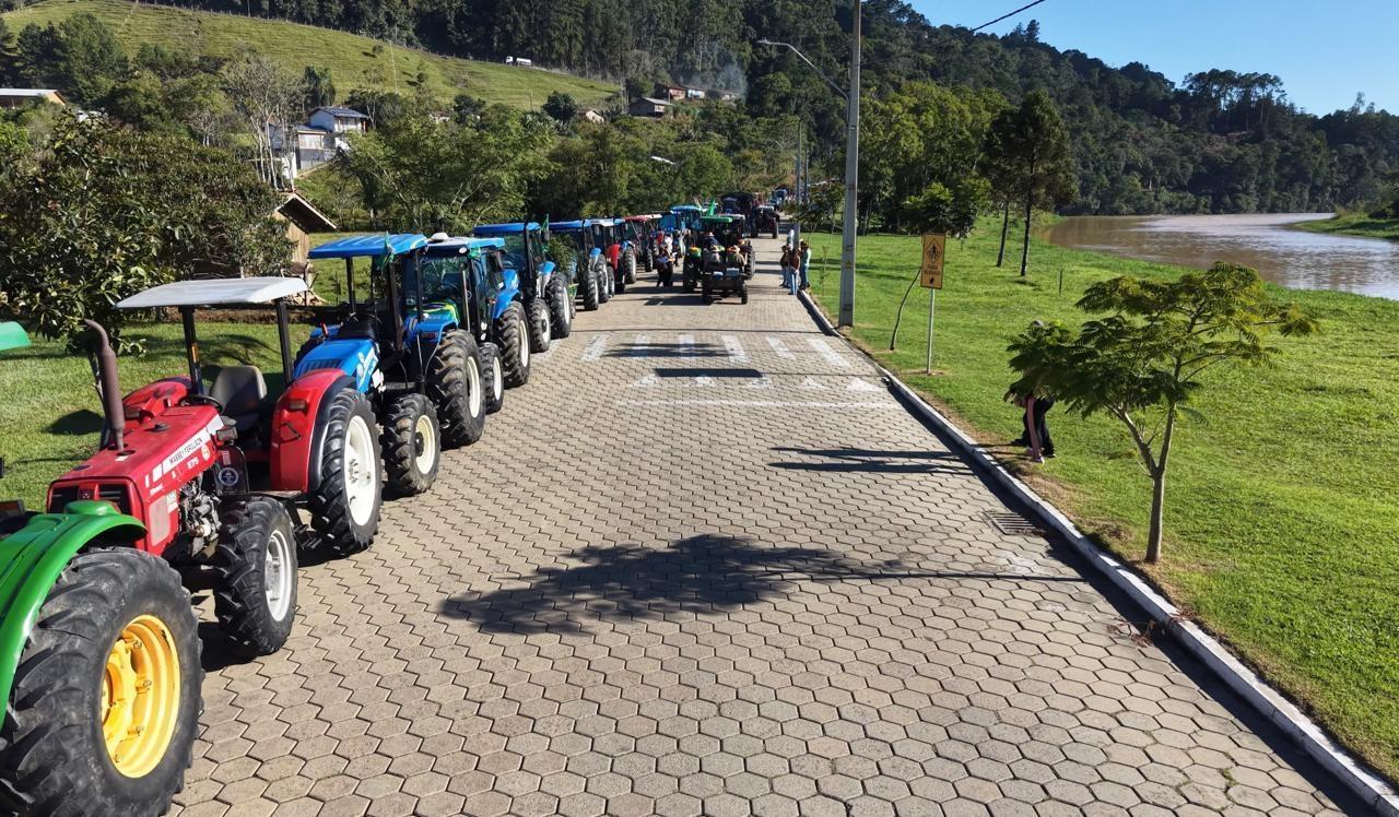 Tratoraço reúne agricultores e destaca a força do campo na Festa da Cebola