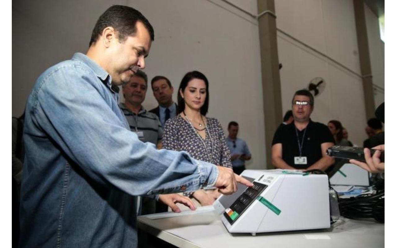 TRE-SC testa urnas com eleitores que relataram problemas no primeiro turno