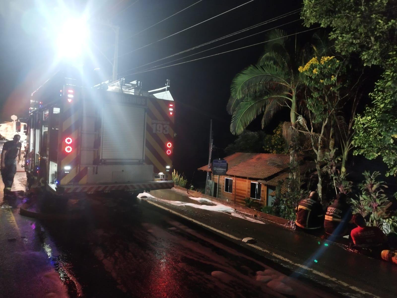 Três casas pegam fogo em Rio do Sul
