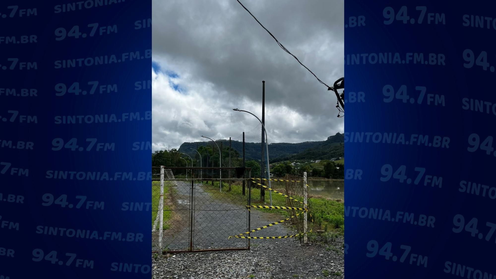 Três crianças sofrem choque elétrico ao encostar em poste de iluminação em Rio do Sul