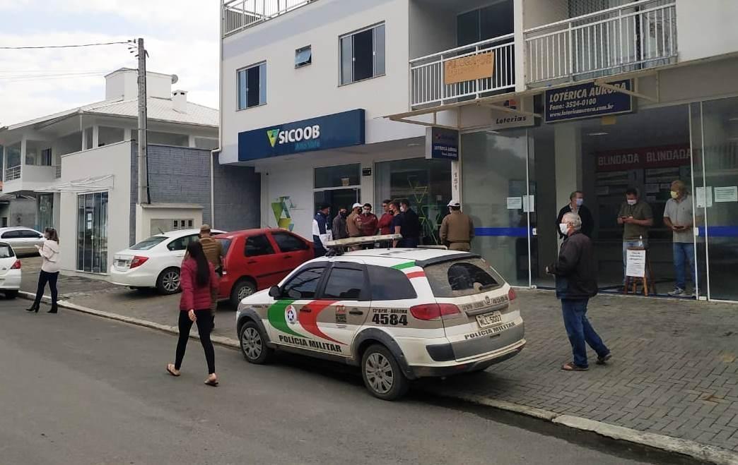 Três homens armados assaltam agência do Sicoob em Aurora