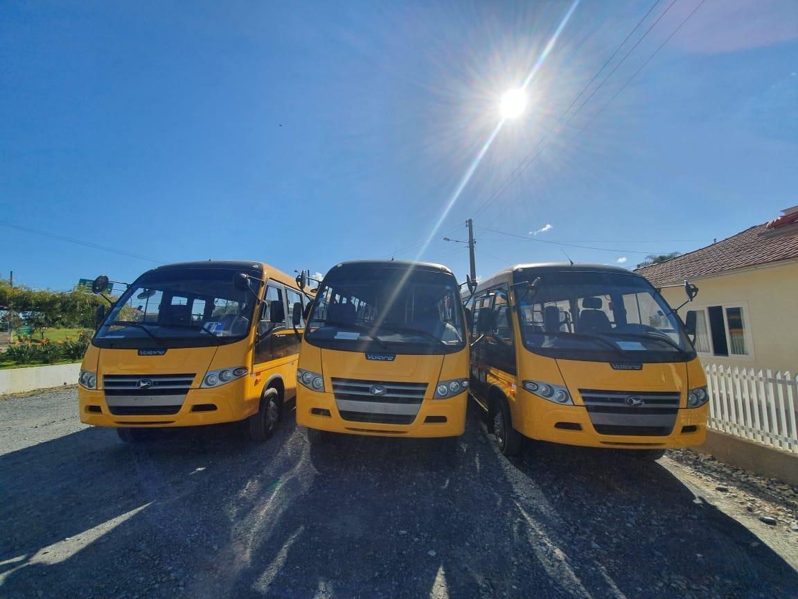 Três novos ônibus zero quilômetro passam a fazer parte da frota escolar de Imbuia