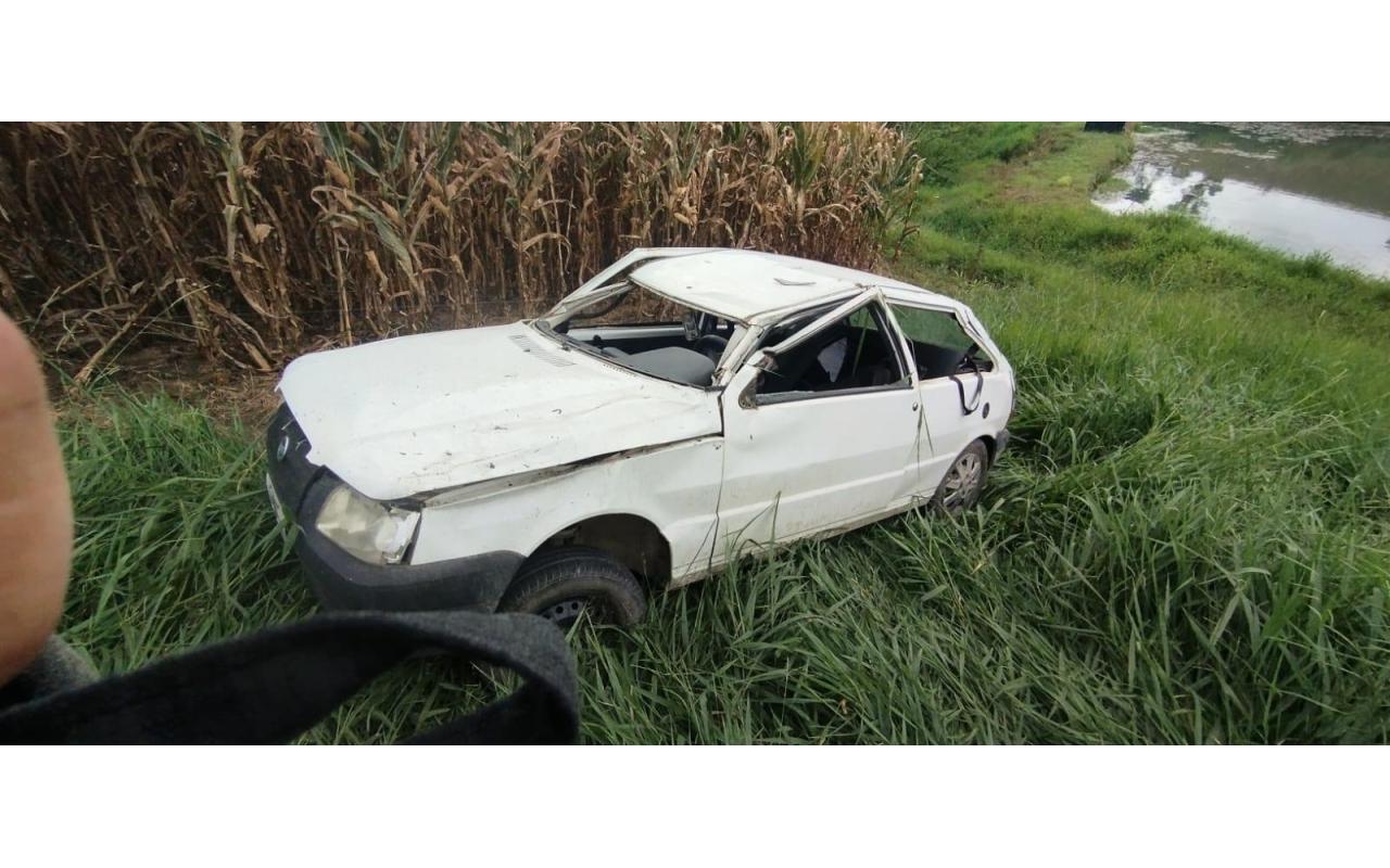 Três pessoas ficam feridas após capotamento de veículo em uma ribanceira em Ituporanga
