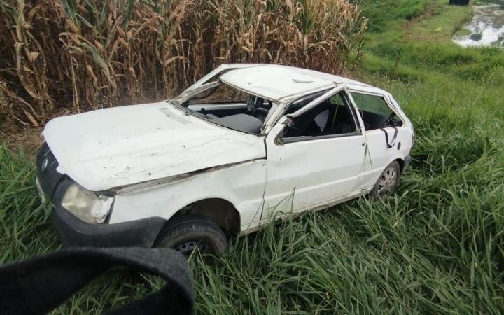 Três pessoas ficam feridas após capotamento de veículo em uma ribanceira em Ituporanga