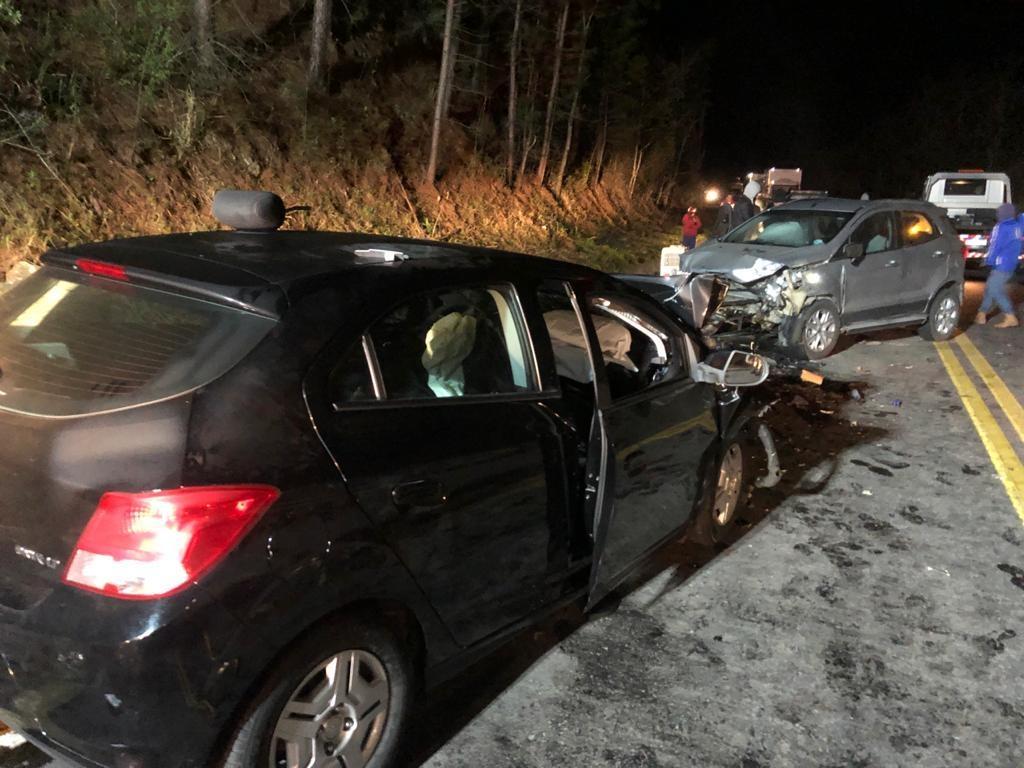 Três pessoas ficam gravemente feridas em acidente na BR-282