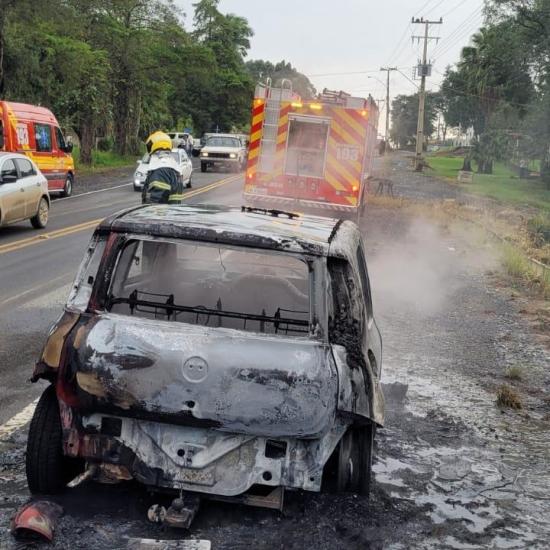  Três veículos ficam destruídos após pegarem fogo