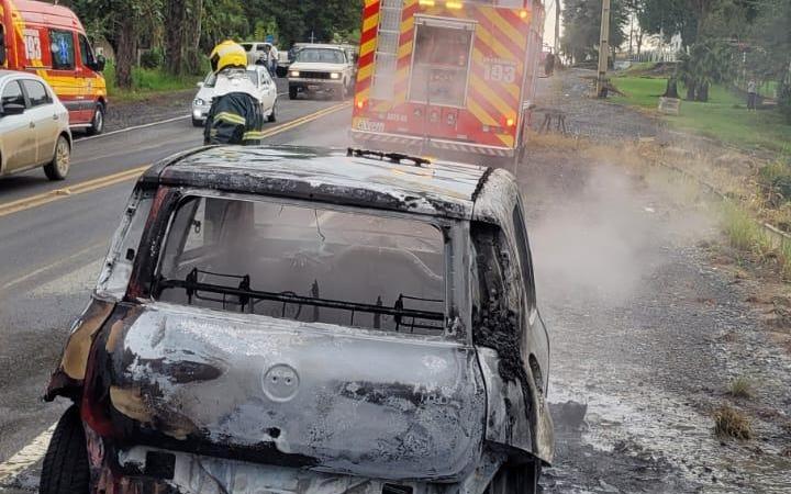  Três veículos ficam destruídos após pegarem fogo