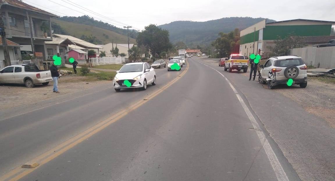Três veículos se envolvem em acidente na SC-350