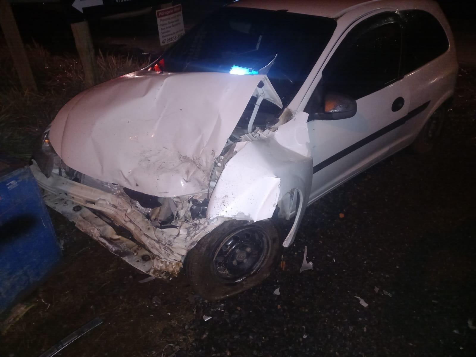Ultrapassagem proibida causa colisão frontal na SC-350 em Rio do Sul