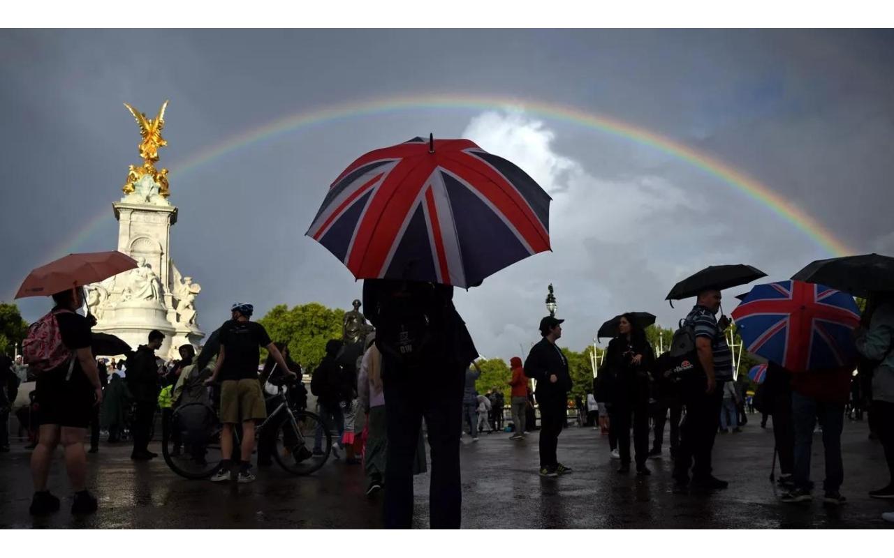 Um arco-íris duplo se formou sobre Londres seguindo-se à forte pancada de chuva minutos depois do anúncio da morte da rainha