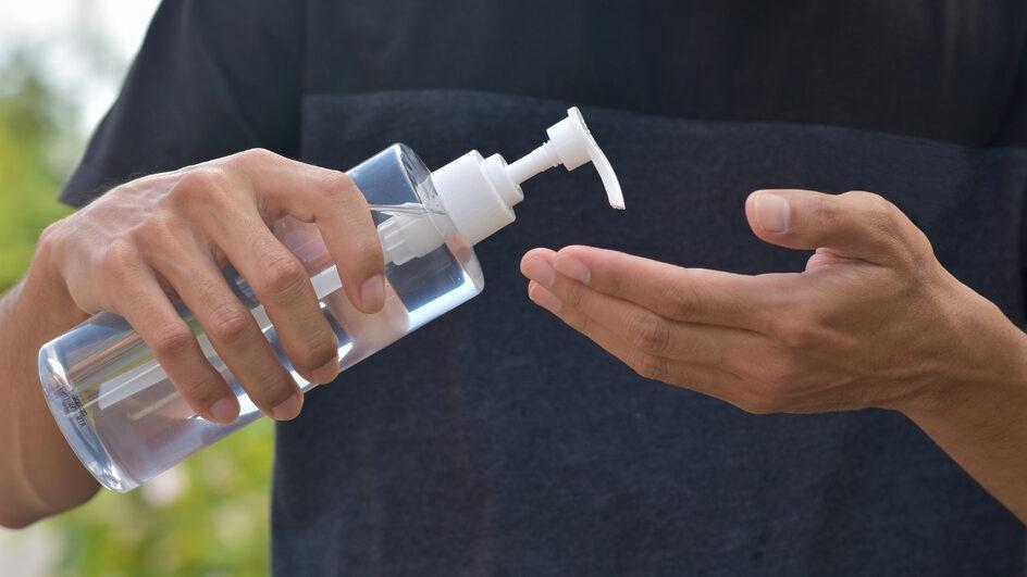 Uso do álcool em gel nos estabelecimentos públicos e privados agora é lei em Santa Catarina