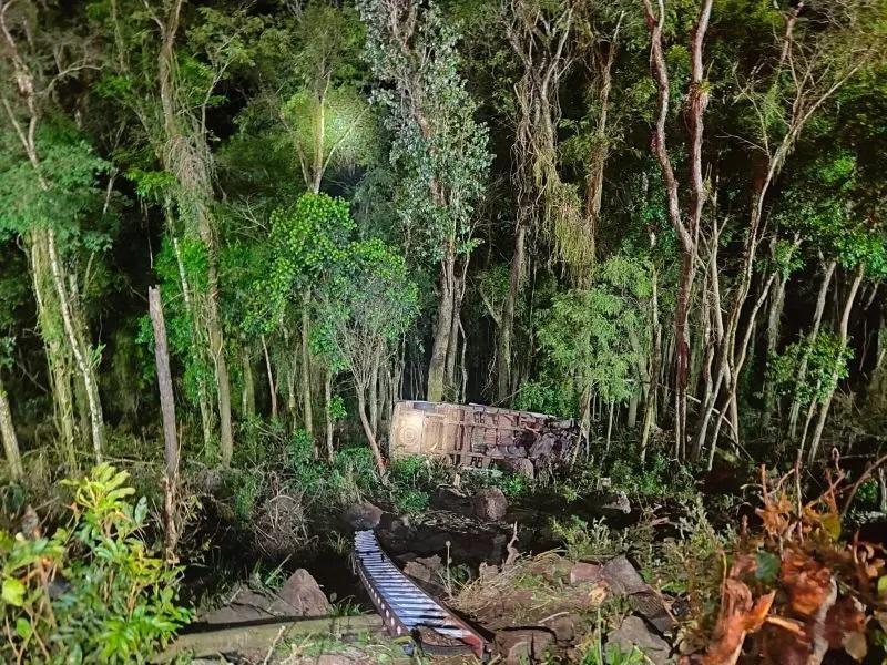 Van com integrantes da Banda Nave Som cai em ribanceira e sete ficam feridos