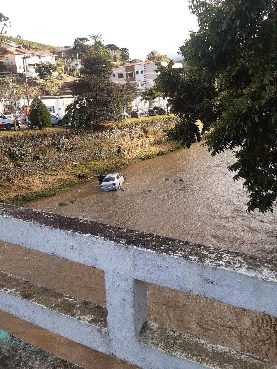 Veículo cai dentro do rio no município de Alfredo Wagner 