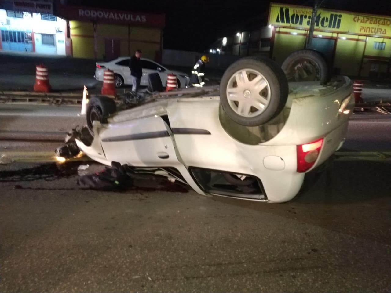 Veículo capota e motorista fica ferido 