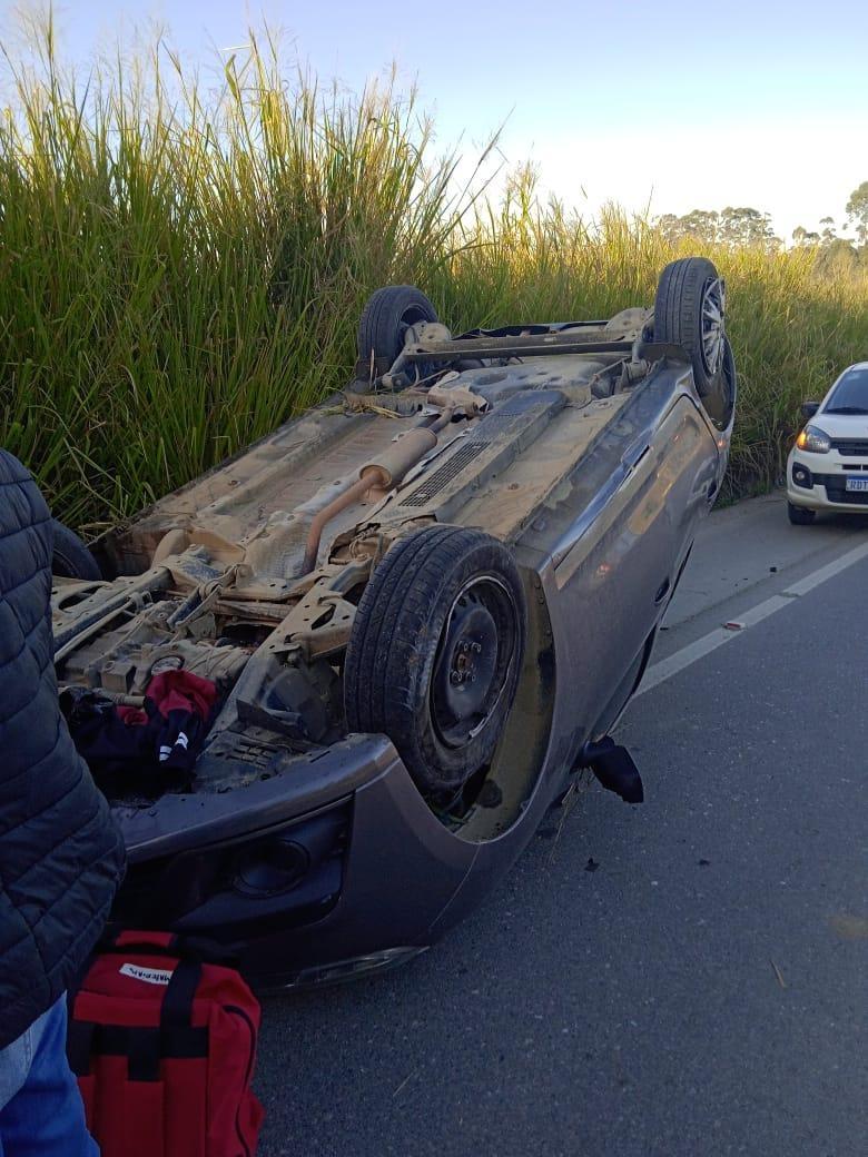 Veículo capota na SC-110 em Vidal Ramos e motorista fica ferido