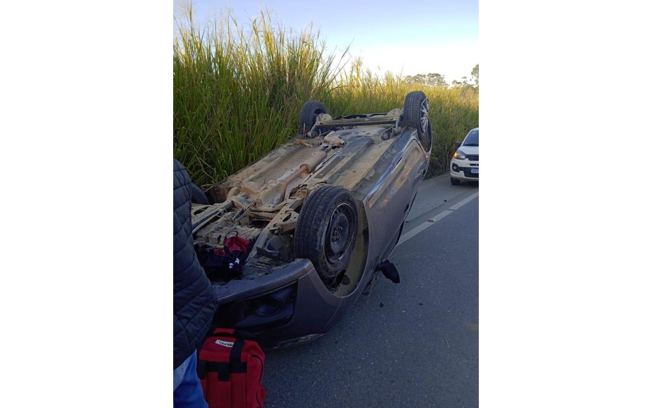 Veículo capota na SC-110 em Vidal Ramos e motorista fica ferido