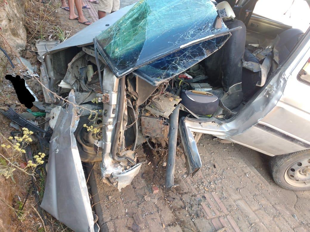 Veículo colide contra barranco e condutor fica gravemente ferido em Petrolândia