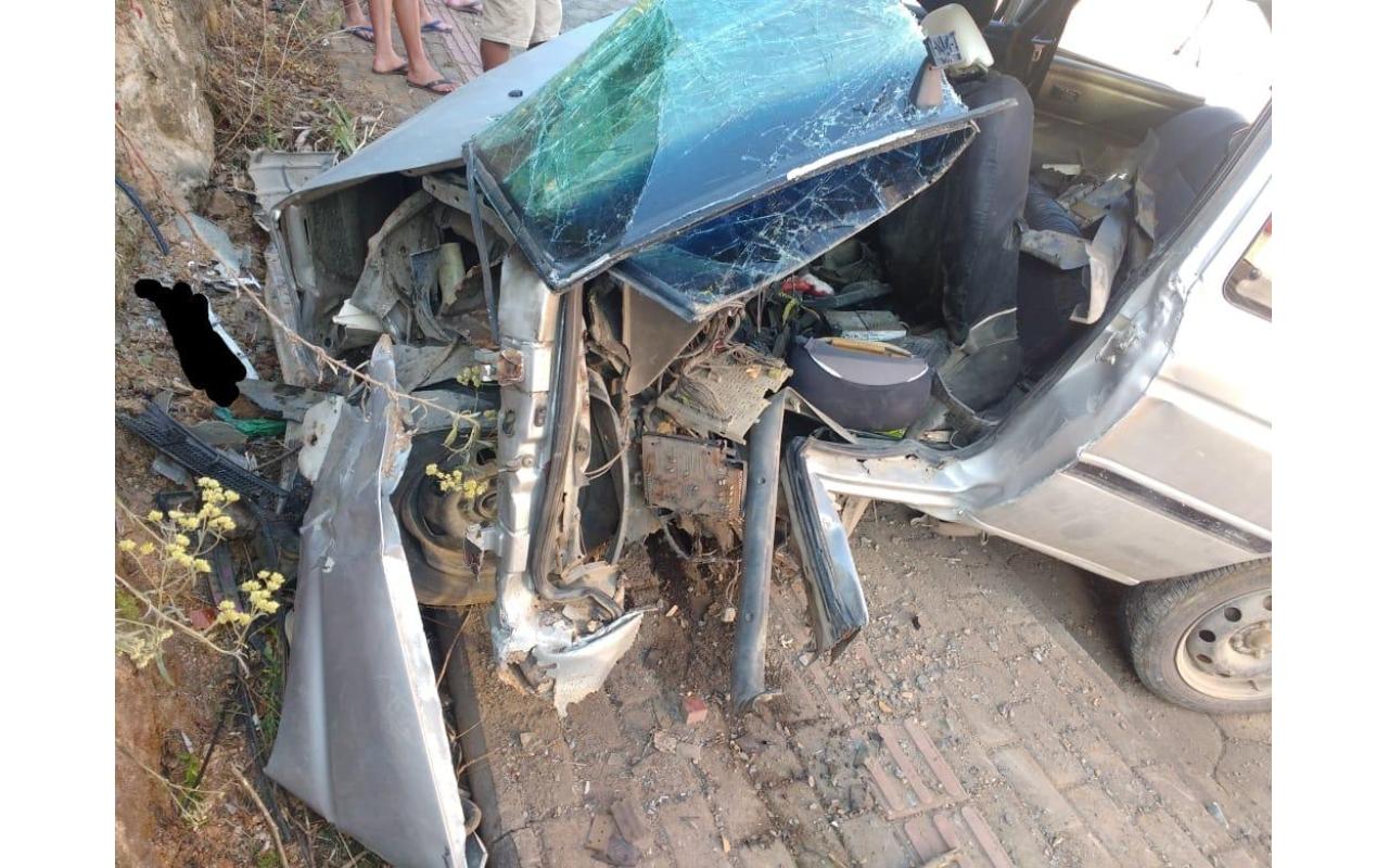 Veículo colide contra barranco e condutor fica gravemente ferido em Petrolândia