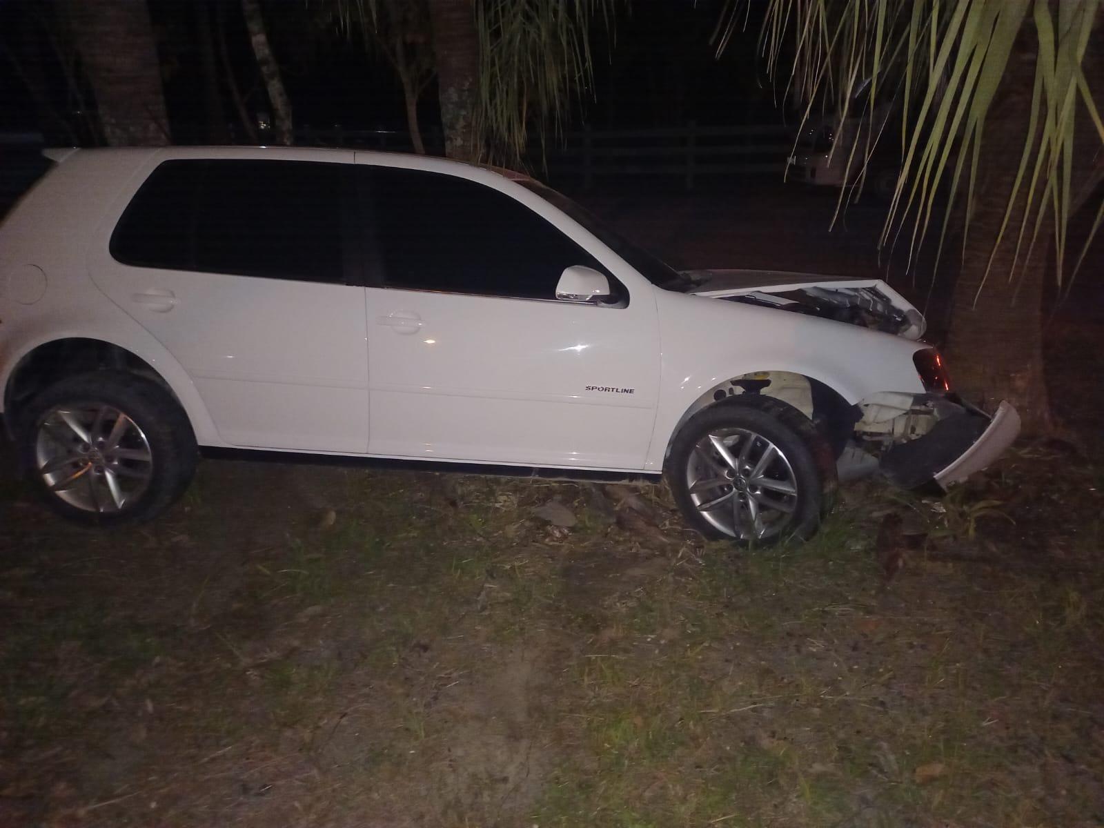 Veículo colide em árvore na SC-350 em Aurora  