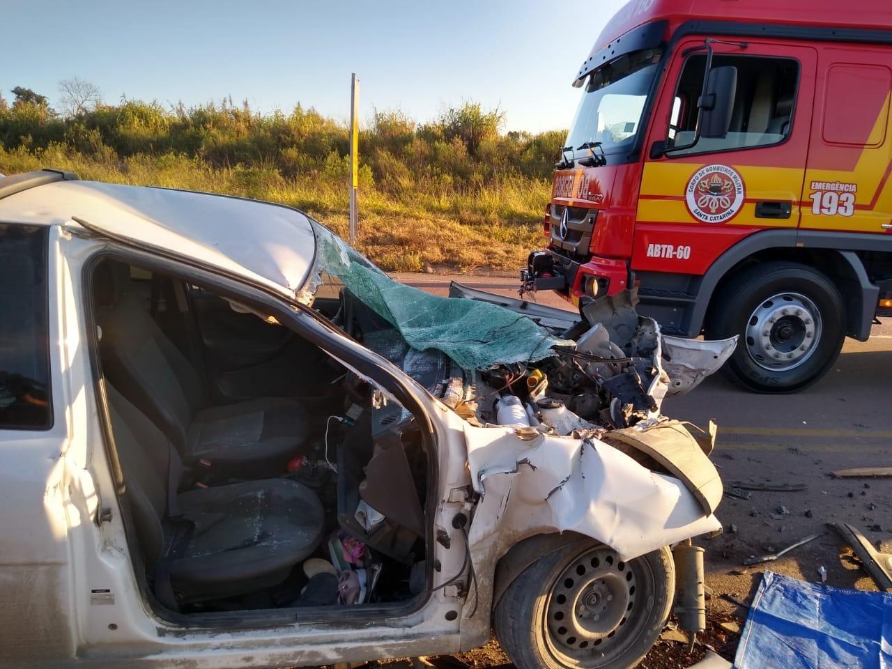 Veículo colide na traseira de bitrem carregado com toras
