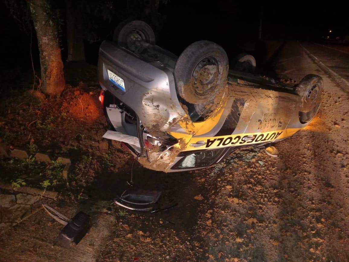 Veículo de auto escola capota e motorista admite ter ingerido bebida alcoólica