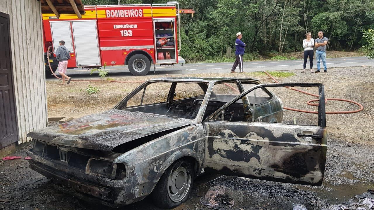 Veículo é destruído pelo fogo em Aurora