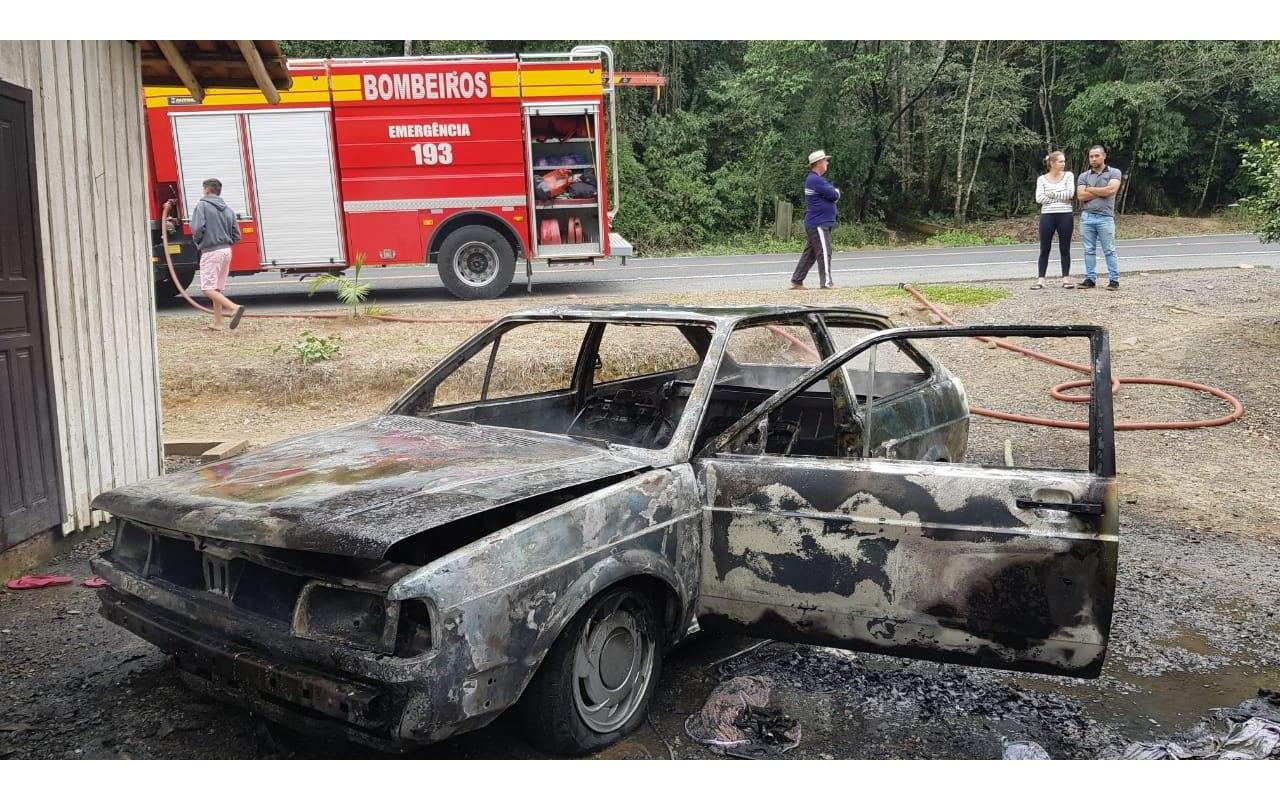 Veículo é destruído pelo fogo em Aurora
