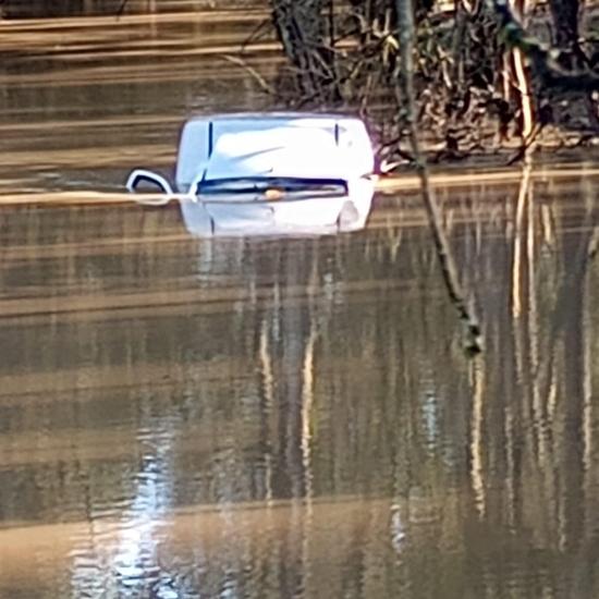 Veículo é encontrado submerso em rio de Vidal Ramos  