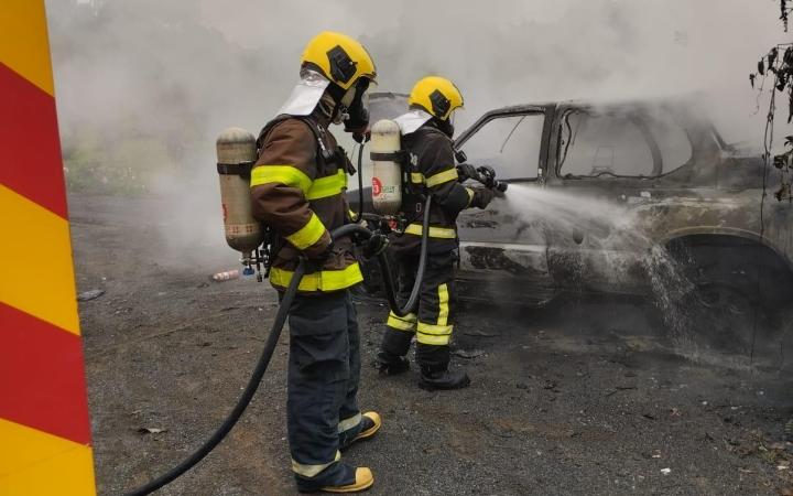 Veículo fica destruído após pegar fogo 