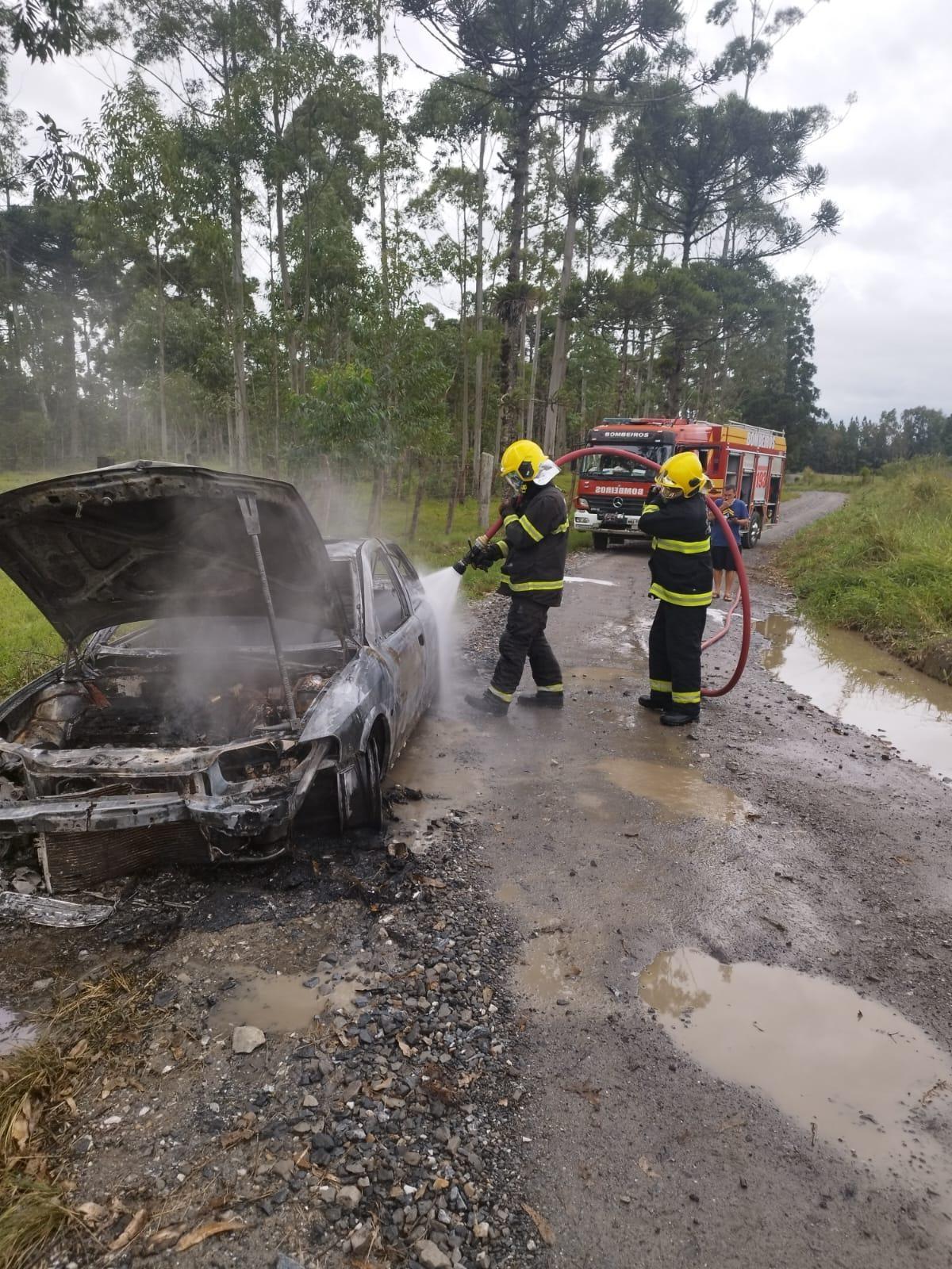 Veículo fica destruído após pegar fogo