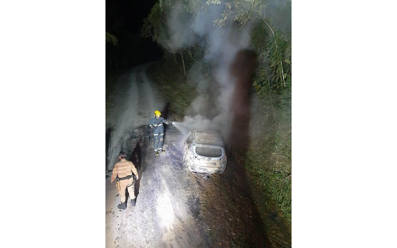 Veículo pega fogo e fica destruído em Chapadão do Lageado 