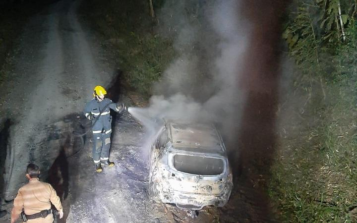 Veículo pega fogo e fica destruído em Chapadão do Lageado 