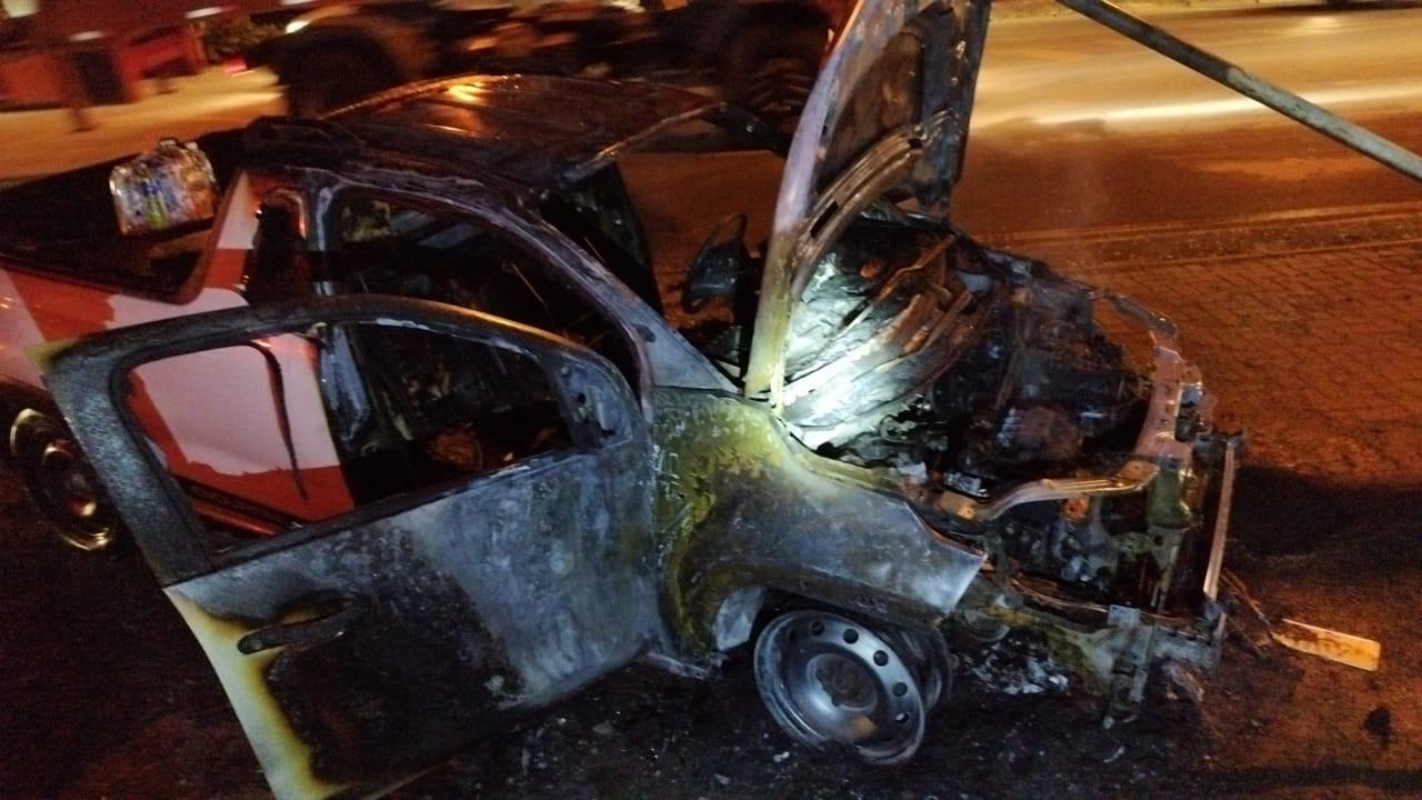  Veículo pega fogo e fica destruído em Ituporanga 