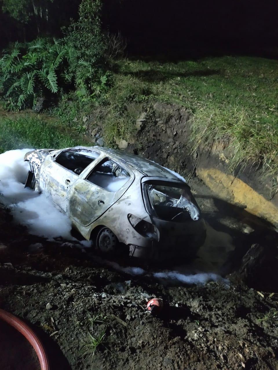 Veículo pega fogo e fica destruído em Ituporanga