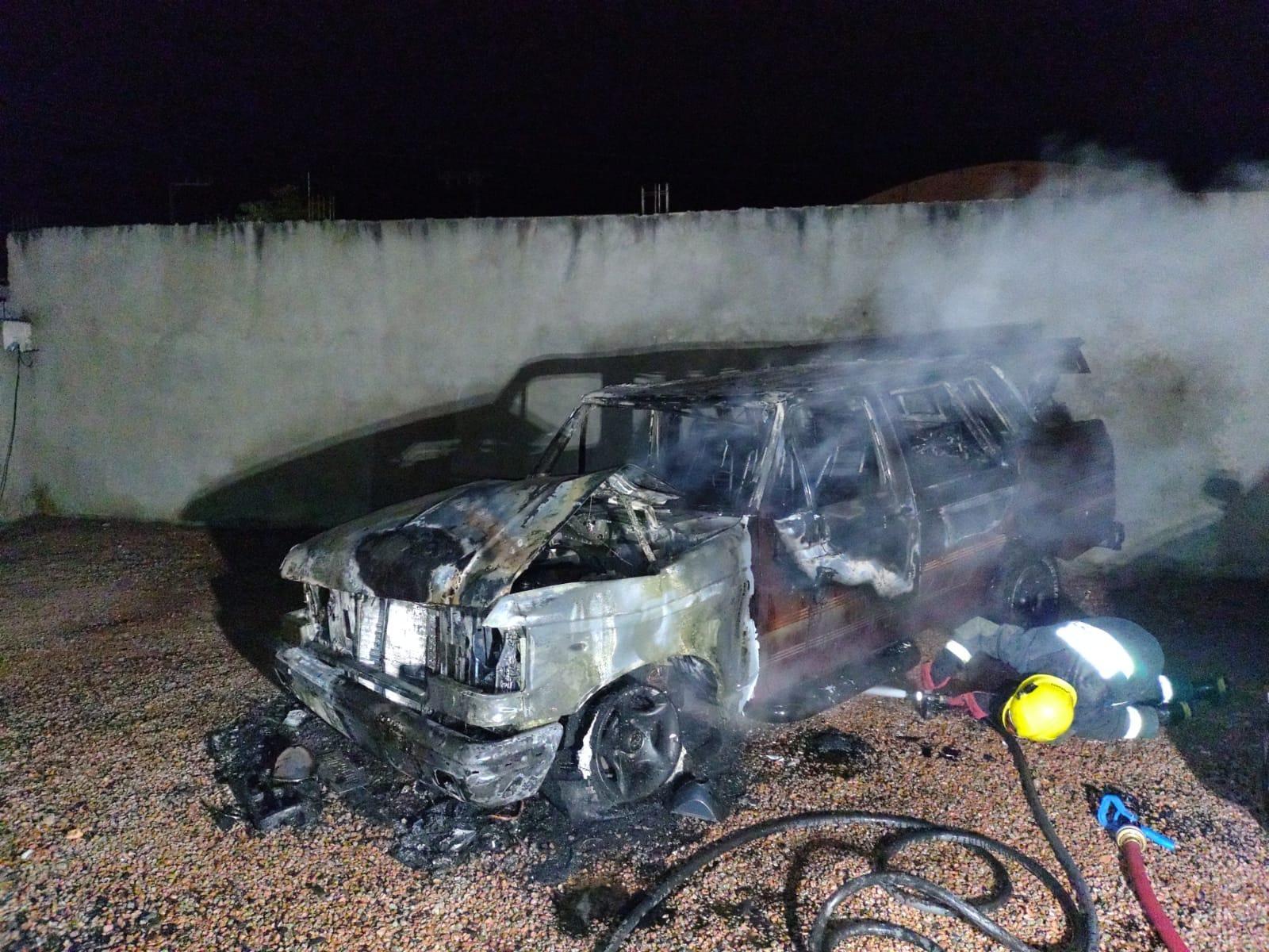 Veículo pega fogo em loja de automóveis de Ituporanga
