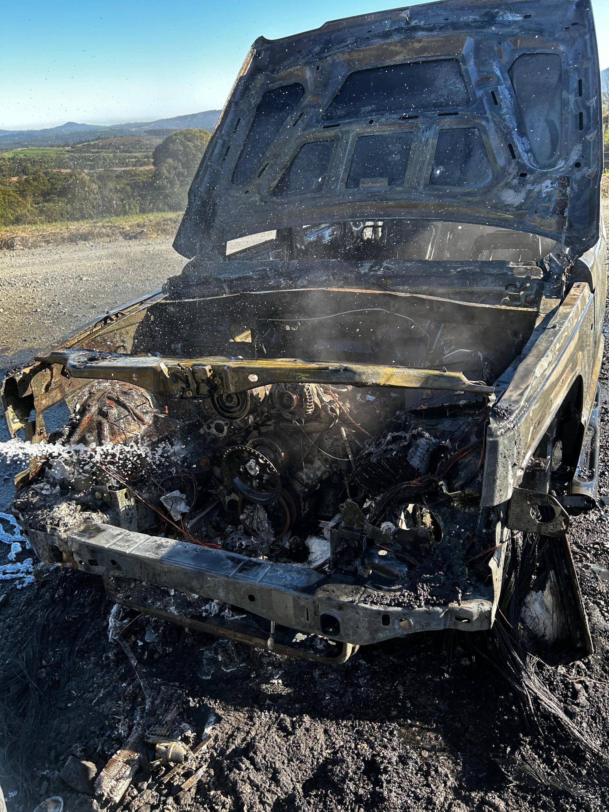 Veículo pega fogo na SC-110 em Petrolândia e fica completamente destruído