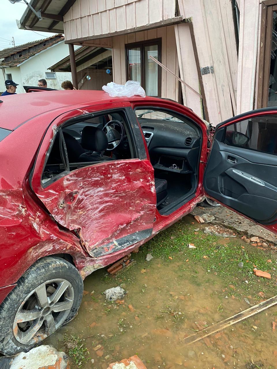  Veículo sai da pista derruba muro e bate em casa 