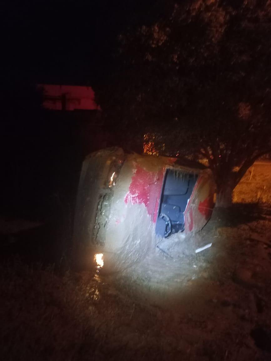 Veículo sai da pista e capota na lama na SC-350