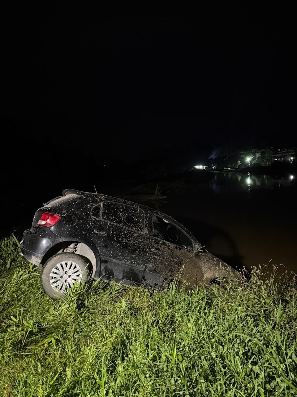  Veículo sai da pista e para às margens do rio em Ituporanga